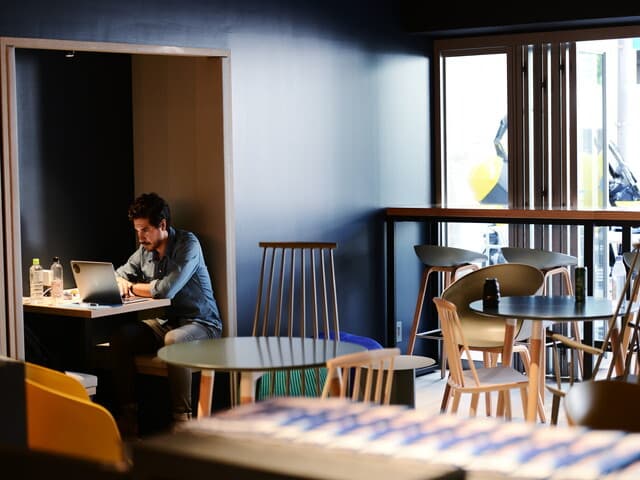 共用部_カフェラウンジ。様々な国の入居者様との交流が期待できます。