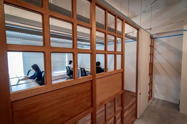 個室席の壁面はあえて格子にすることで、コミュニケーションが取りやすい設計に。