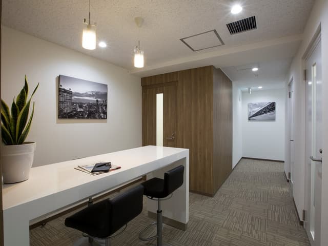 共用部_ビジネスラウンジ。休憩時や打ち合わせ、作業スペースを変えての気分転換など、自由に利用できるフリースペースです。