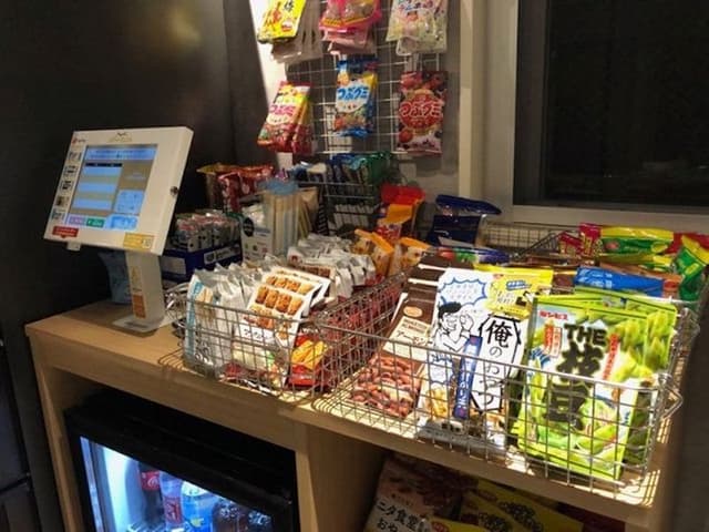 キッチンスペースにはミニコンビニとして軽食が設置されています。
