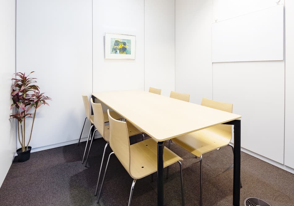ミーティングルーム_6名用ミーティングルームは毎月6時間まで無料でご利用いただけます。
