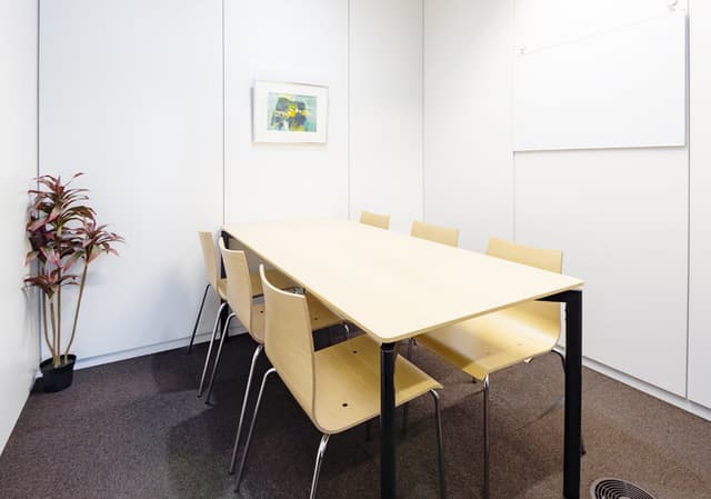 ミーティングルーム_6名用ミーティングルームは毎月6時間まで無料でご利用いただけます。