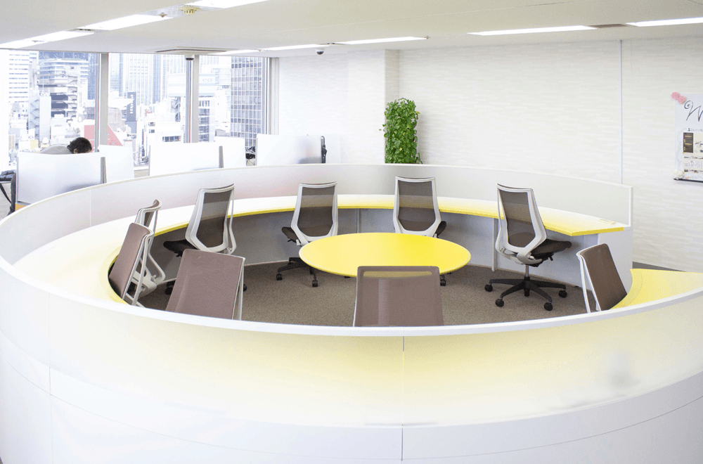 コワーキングスペース_円形のデスクが特徴的です。