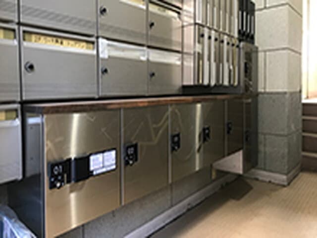 設備_宅配ボックス。個別のメールボックスを提供しており、会社の登記も可能です。