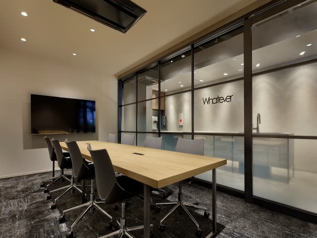 共用部_会議室。8名用の会議室は、1時間2,200円(税込)でご利用いただけます。