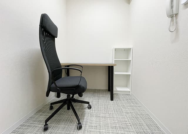 専有部_個室。デスク・チェア・棚の家具付きです。