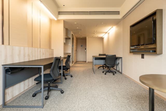 個室。家具付きのお部屋です。