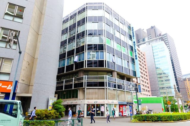 ビル外観:ハローオフィス代々木 代々木駅徒歩2分。新宿駅までも 徒歩8分です。