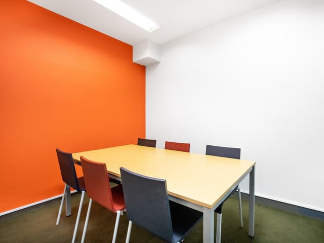 共用部_会議室。カラフルな内装が創造性を刺激します。