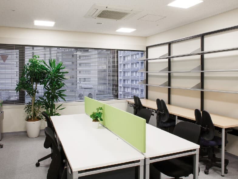 個室_オフィス。シンプルなデザインが施され、集中しやすい空間です。