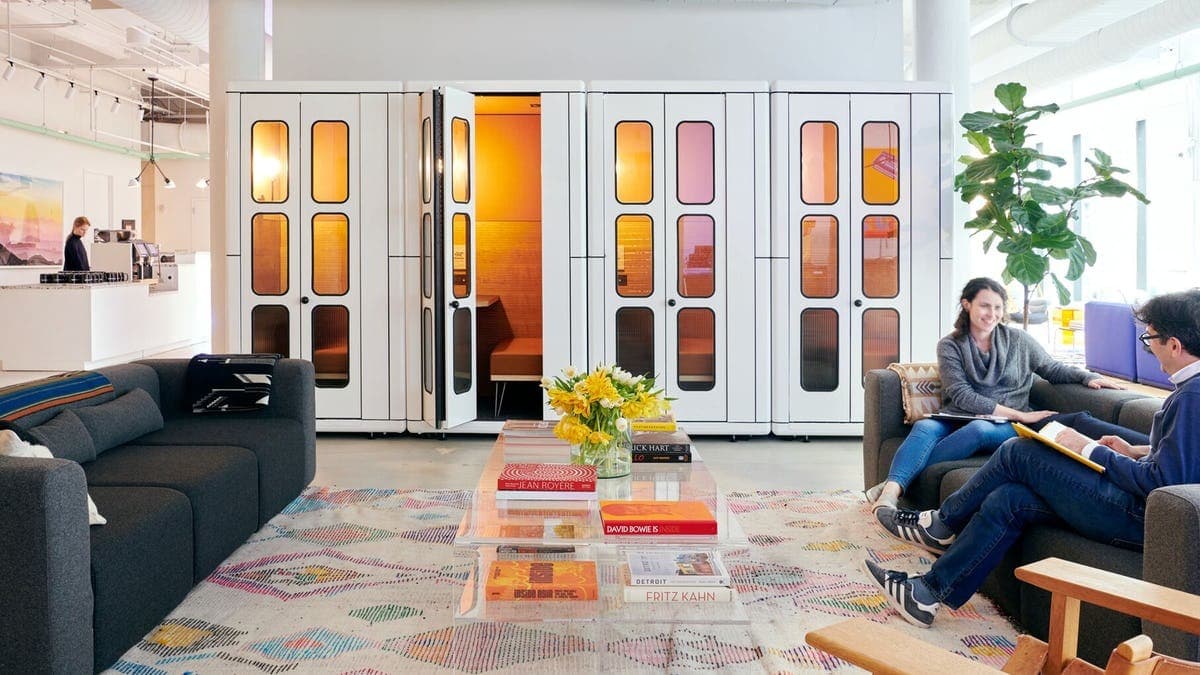 電話ブース_周囲を気にせず通話ができる防音ブースも完備しています。©WeWork