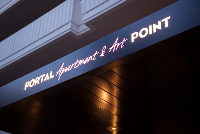 渋谷駅西口から歩道橋を渡り、線路沿いを代官山方面に歩くと到着します。