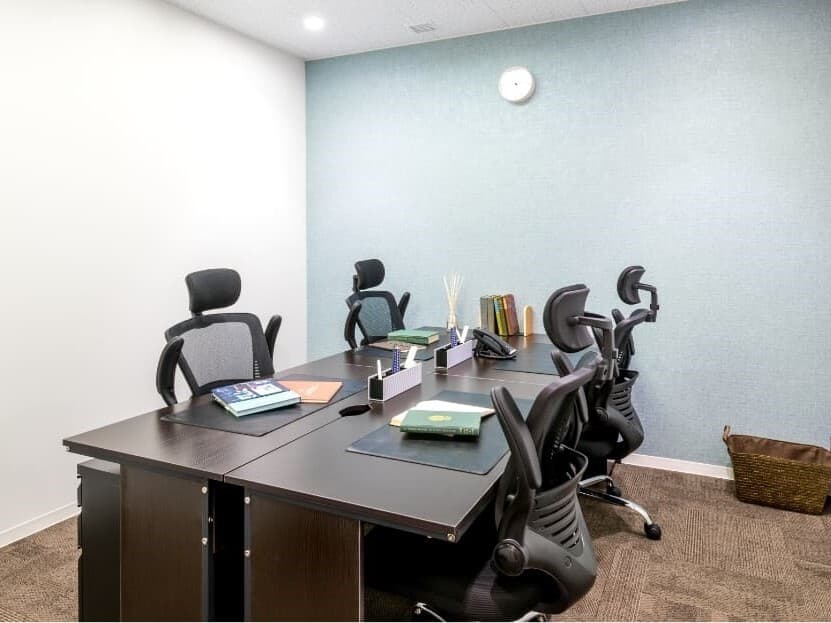 個室_必要な家具や設備が用意された合理的な空間です。©WIND BASE