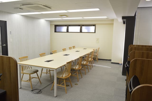 専用スペース_個室。専用個室のほかに、別途有料で会議室のご利用も可能です。