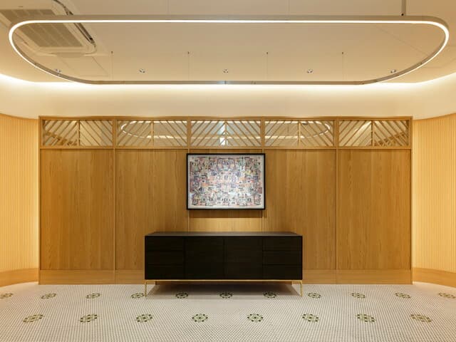 外観_エントランス。祐天寺周辺の窓をモチーフにしたペーパーコラージュが施されたお洒落なエントランスです。