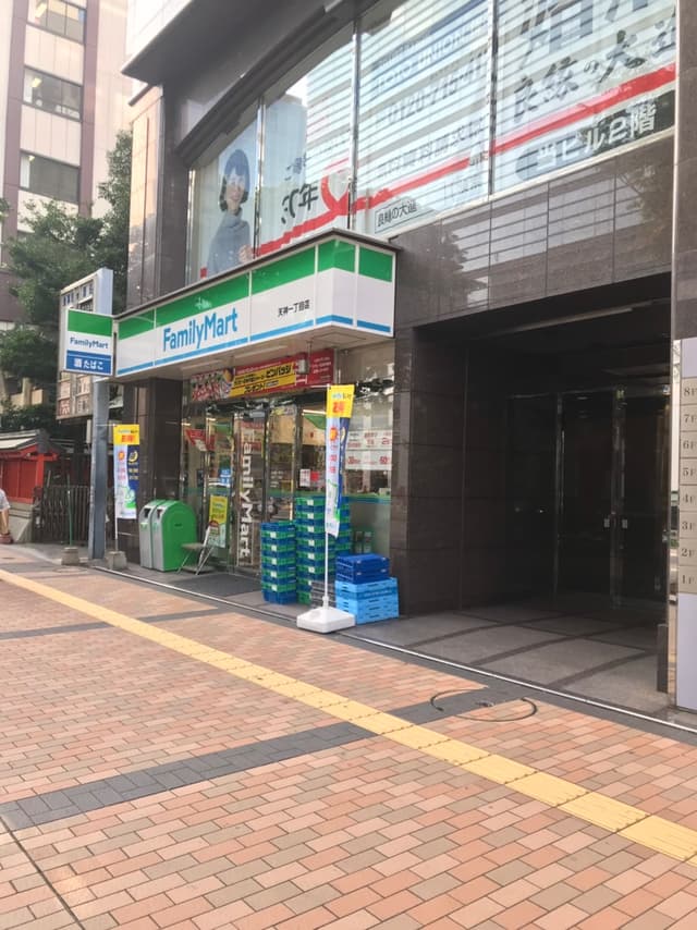 近隣のコンビニ_ファミリーマート天神1丁目店(徒歩1分)
