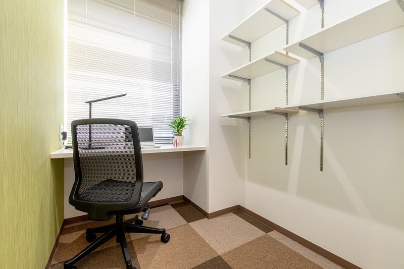 個室_机、椅子サイドデスクなどの家具が備え付けです ©bizcircle