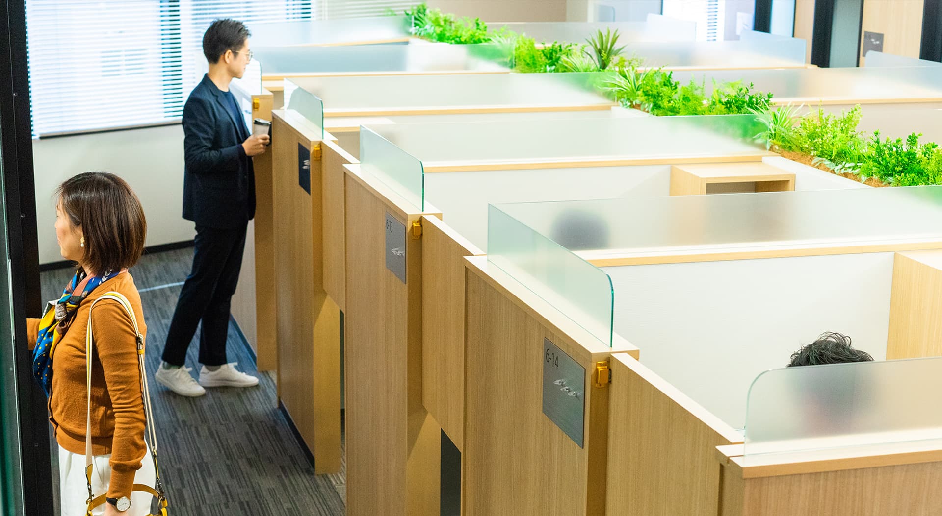 1人用ブース_完全個室ではございませんが、ウェスタン扉付きで十分プライバシーが守られており、集中して作業することができます。©MID POINT