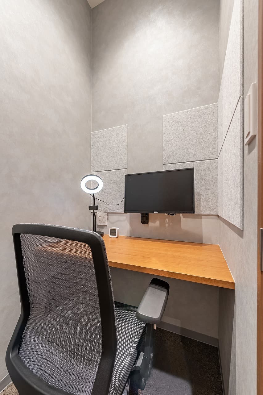 共有部_テレフォンブース(事前予約制/有料)。