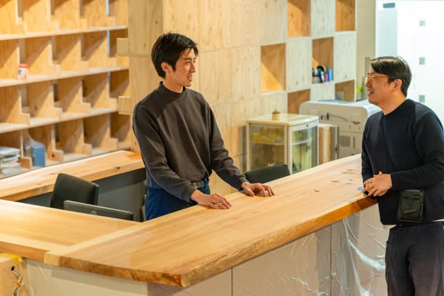 コワーキングスペース_広いカウンターはスタッフや利用者さん同士で気軽なコミュニケーションが取れる場になっています。