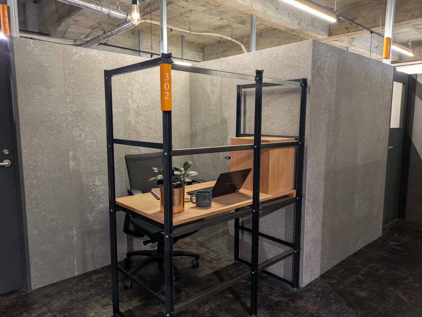 程よく開かれた、集中できるプライベートブース