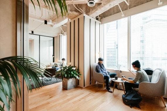 共用部_ラウンジ。気分を変えての作業はもちろん、休憩などにも活用できます。©WeWork※画像はイメージです。