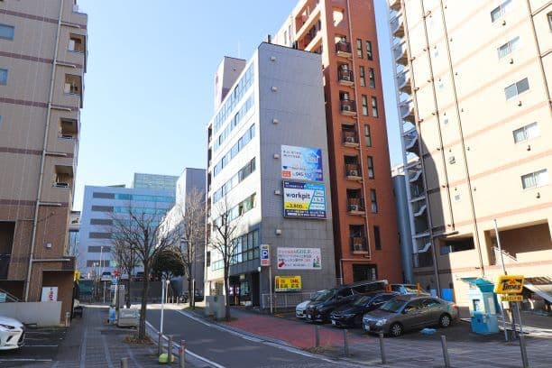 外観_スマートな外観のオフィスビルです