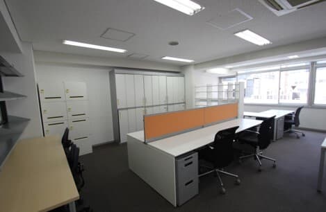 個室_冷蔵庫とゴミ箱の標準設備に加え、オプションで家具レンタルもできます。