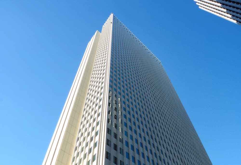 外観_白色が眩しい超高層ビルです