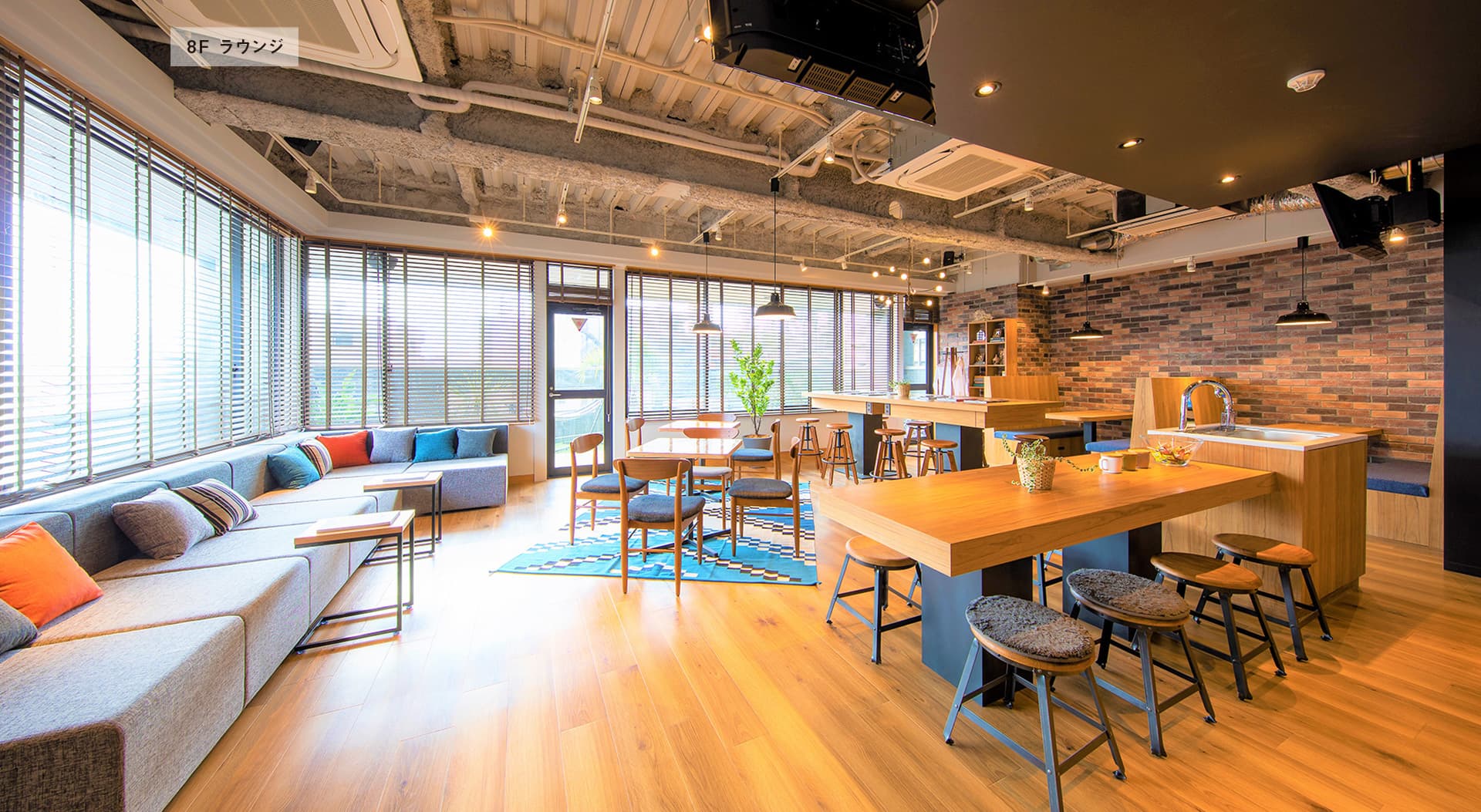 ラウンジ_8Fには、キッチン・バーカウンター・テラス付きのラウンジをご用意しております。仕事の合間にリフレッシュする空間として、入居者同士のコミュニケーションの場としてもご利用いただけます。©MID POINT