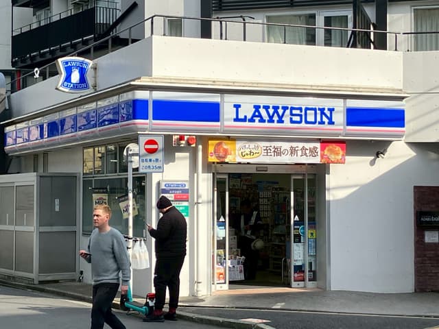 近隣のコンビニ_ローソン 東麻布二丁目店(徒歩1分)