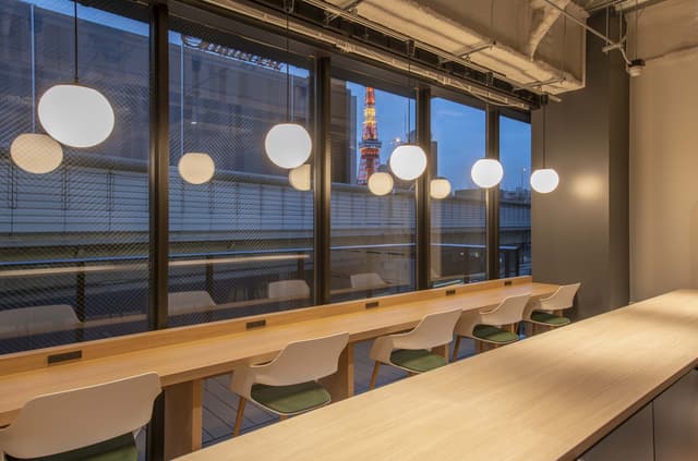 個室_5Fカウンタースペース。夜景を見ながら仕事をすることもできます(階により異なります)。