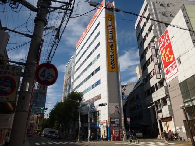 外観_周辺には商業ビルが多いため、利便性に優れています。