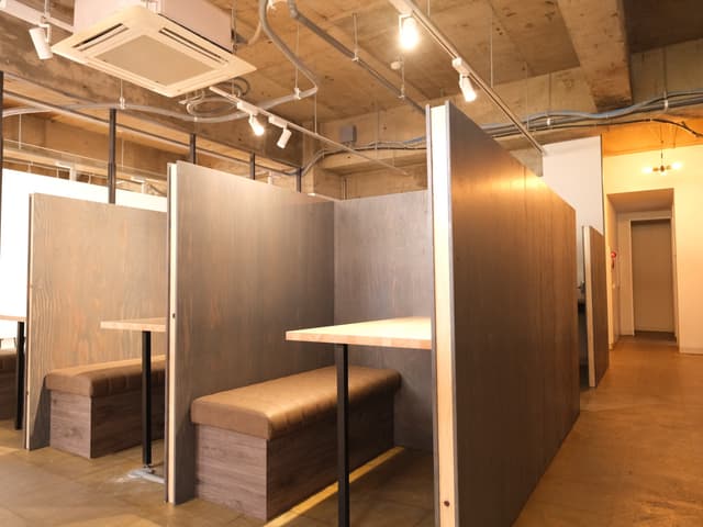 専有部_フリーデスク。個人や複数人でも集中しやすい空間です。