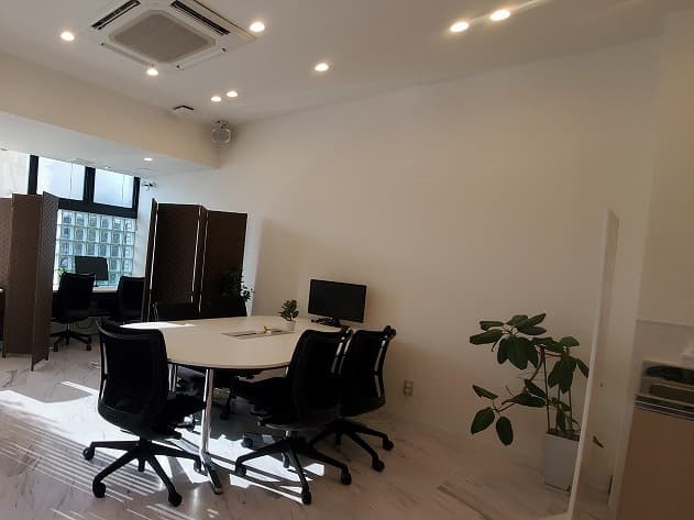 打合せもできる円形デスクもあります