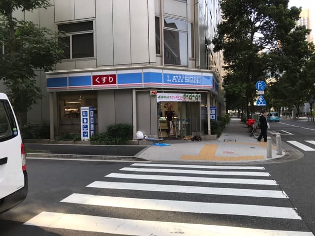 周辺のコンビニ_ビルのエントランスを出てすぐのところに、ローソンがあります。