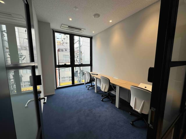 302外観 ガラス張りで開放感のあるオフィスです