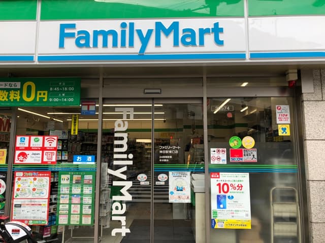 近隣のコンビニ_ファミリーマート神田駅東口店(徒歩1分)