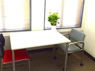 個室_窓側の個室は明るい光がしっかりと入り大変開放的です