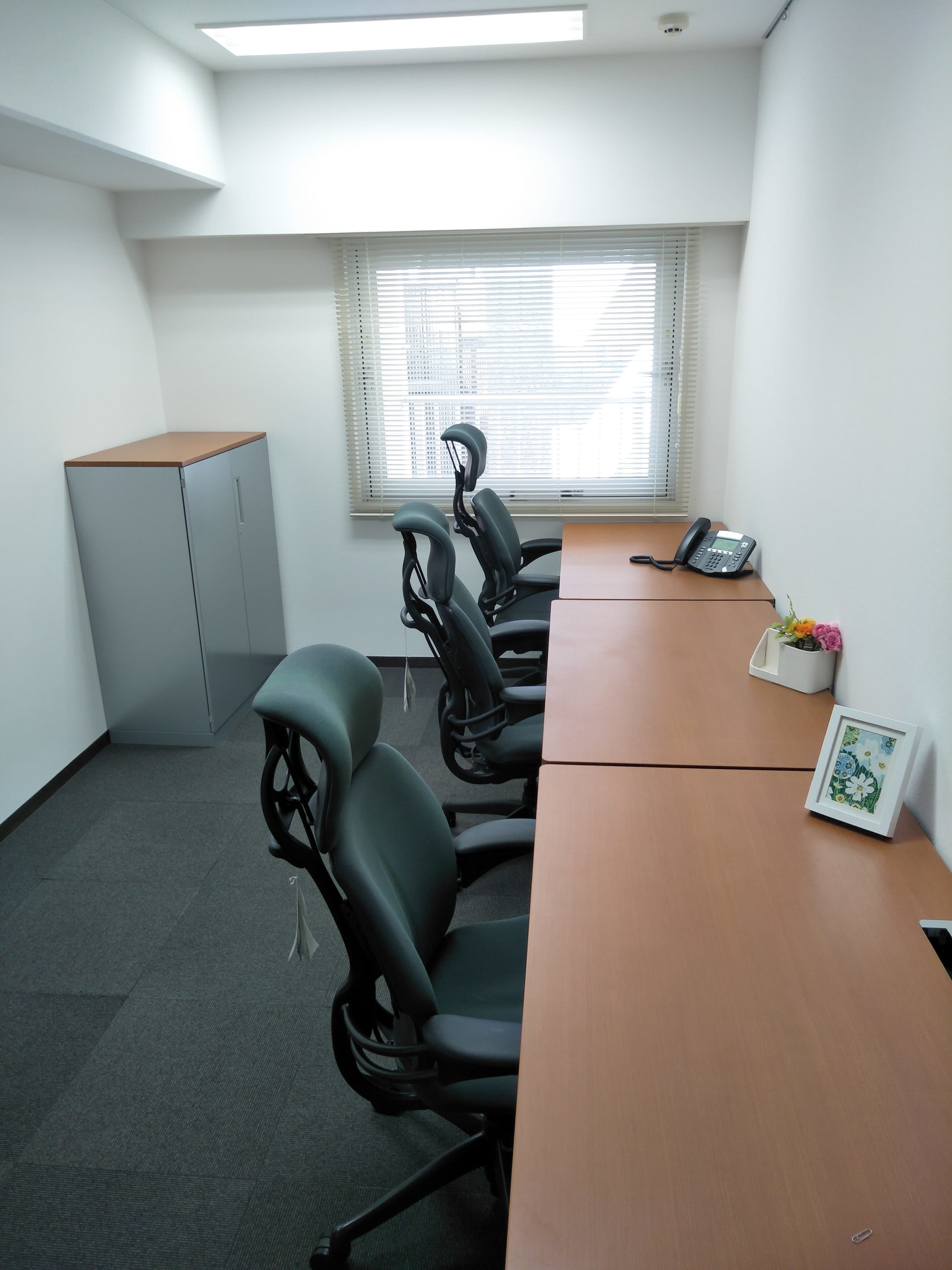 個室_デスクの位置は好きに移動させる事が出来ます