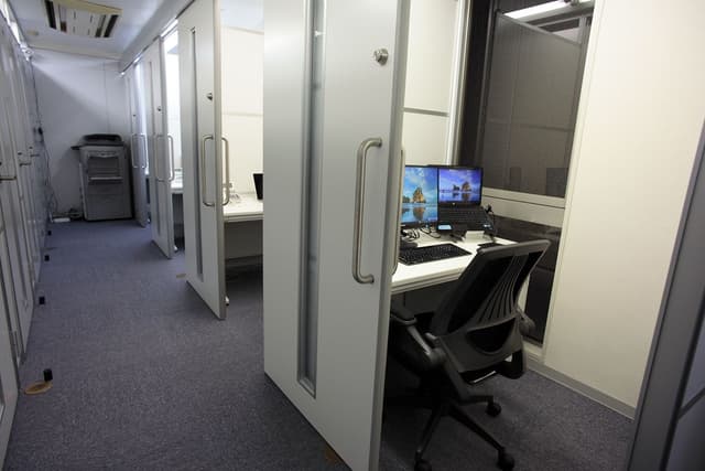 個室_あなただけの個室で集中して作業することができます。各部屋に鍵がついているため、セキュリティ面も安心です。