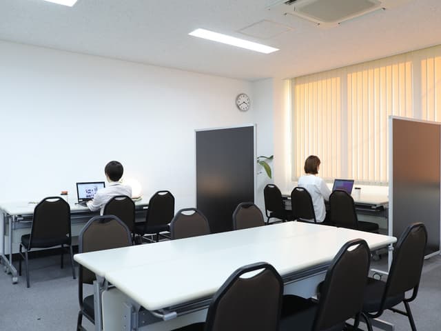 個室_オフィス。幅広く個人のスペースをとることが可能です。