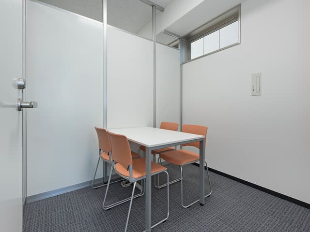 共用部_商談室。4名まで利用可能な商談室もございます。