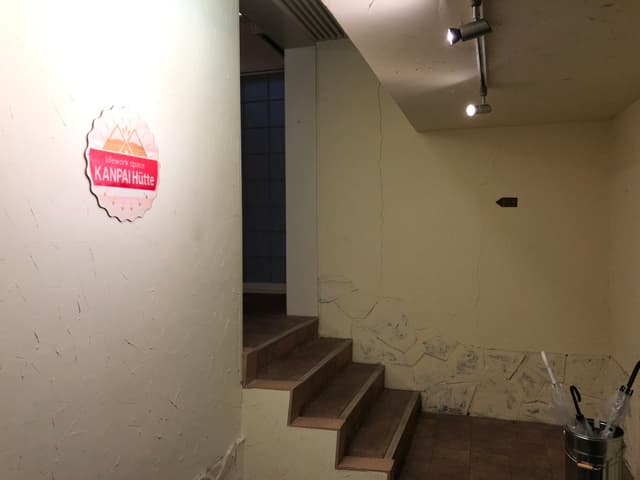 エントランス_ビル入り口を入ってすぐのところです。