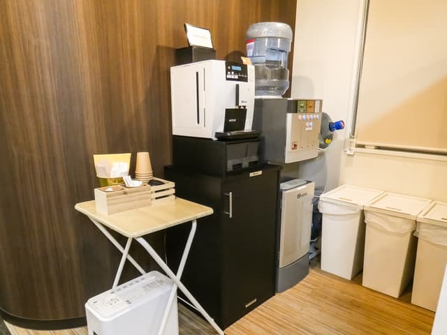 コーヒーマシーン_セルフサービスのコーヒーマシーンや給水器などがあるのでちょっとした休憩に