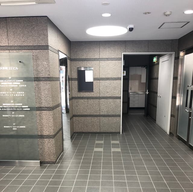 外観_ビル内観は広くグレーを基調としたデザインです。