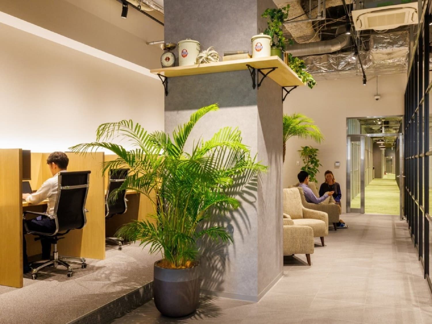 共用部_集中ブース。集中して作業に取り組める一人用のブースも用意しています。