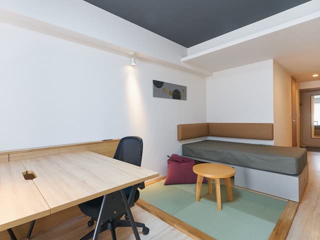 個室_シンプルな内装でありながらお洒落さを兼ね備えます。モチベーションを落とすことなく働けます。