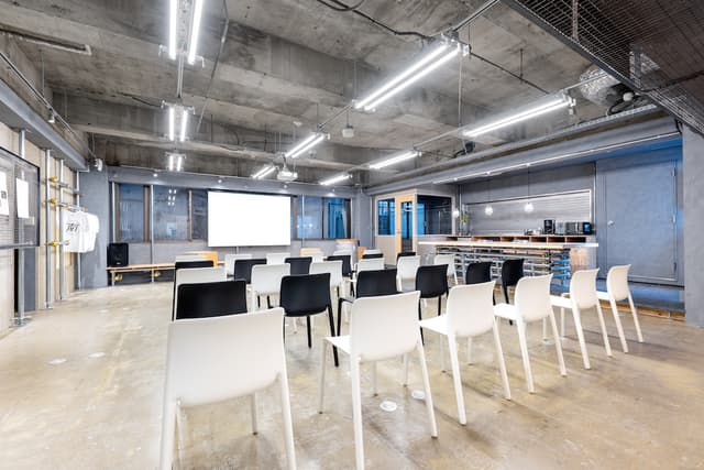 フリーアドレス_セミナー会場としてもごりよういただけるよう、大型のスクリーンもご用意されています