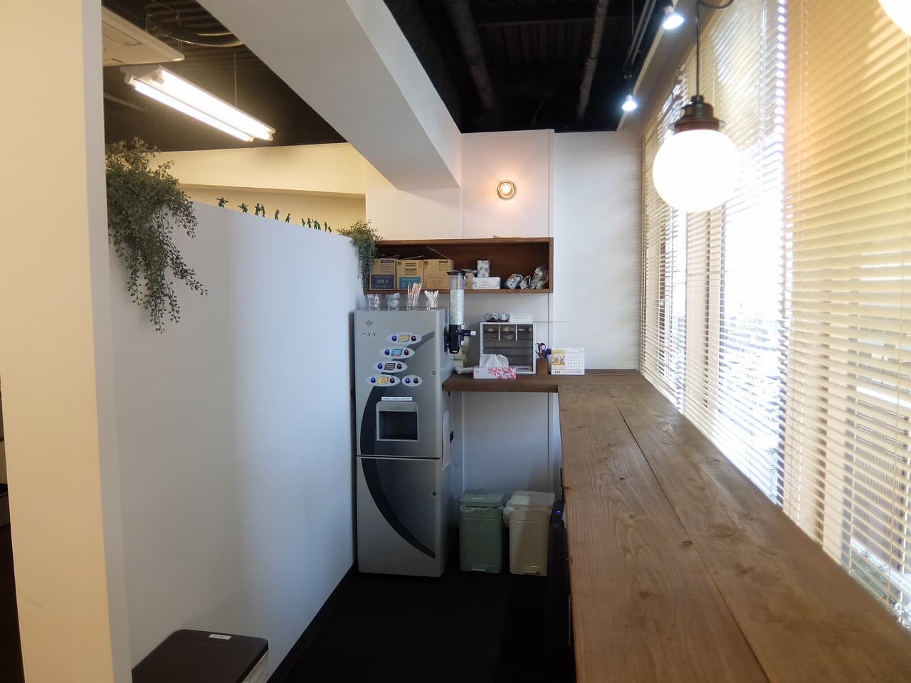 内観_セルフドリンクのコーナーもご用意しております。
